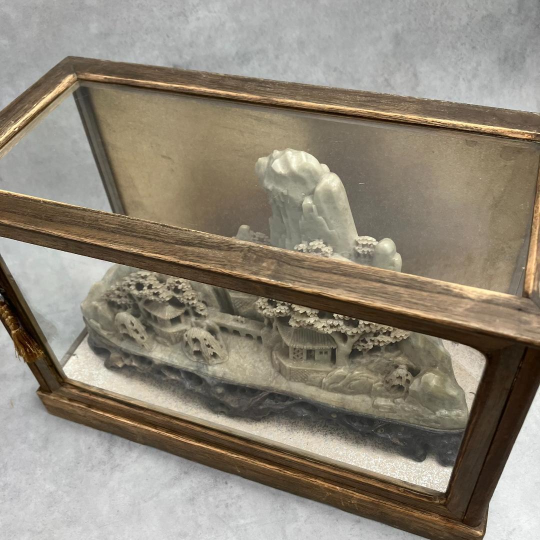 寿山石の彫刻　楼閣山水風景　ジオラマ　中国美術　天然石　水雕　ガラスケース付き