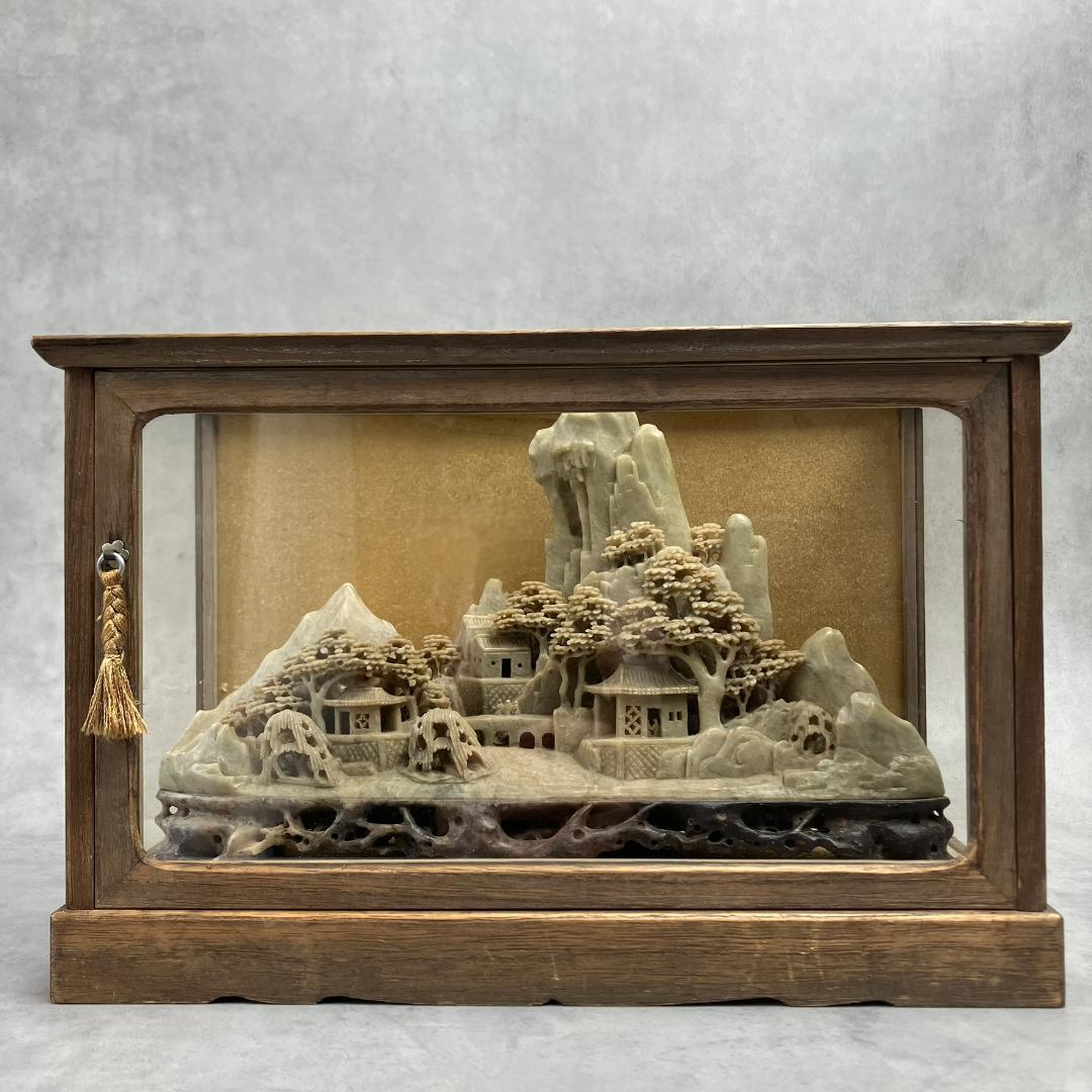 寿山石の彫刻　楼閣山水風景　ジオラマ　中国美術　天然石　水雕　ガラスケース付き