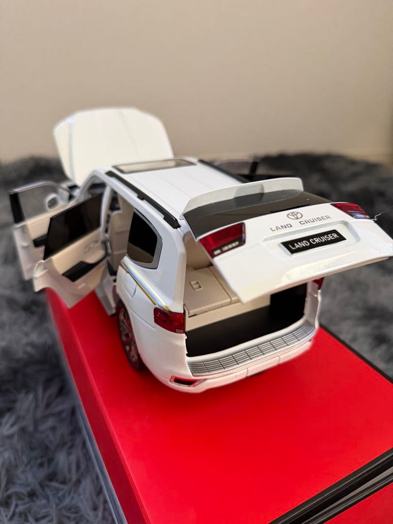 これ以上は値下げ出来かねますトヨタ ランドクルーザー 300 1/18 ホワイト