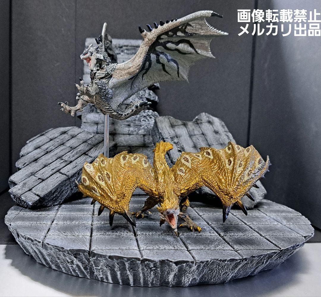 モンハン　リオレウス希少種&リオレイア希少種　フィギュア　+　ジオラマ台座