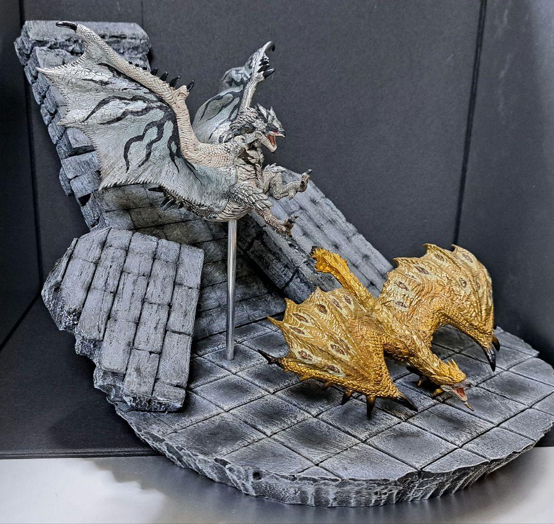 モンハン　リオレウス希少種&リオレイア希少種　フィギュア　+　ジオラマ台座