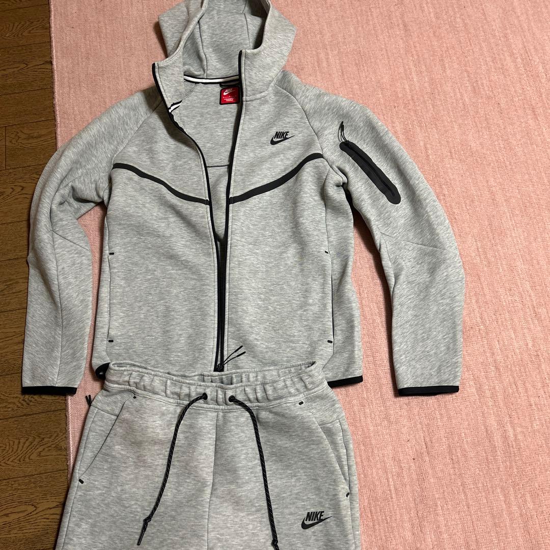 Nike テックフリース　上下セット パーカーM ズボンLサイズ。