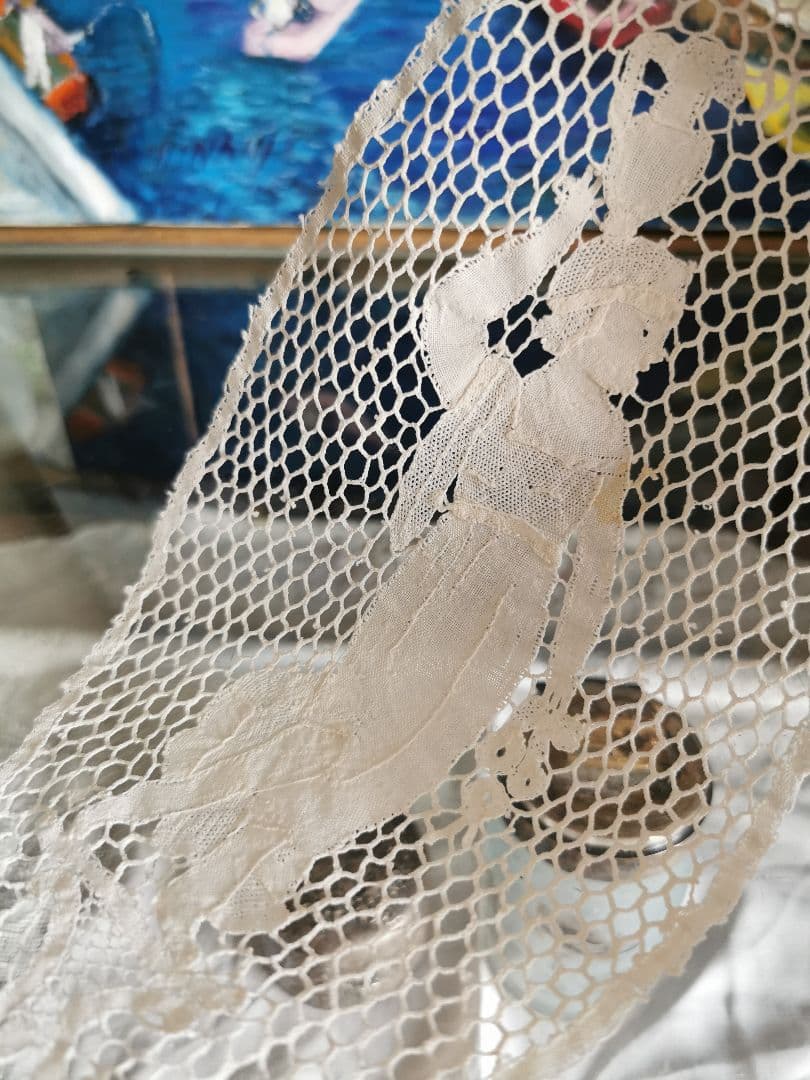 アンティークブルージュ 壺を頭にのせ歩く古代の女性と花束 ボビンレース編ドイリー