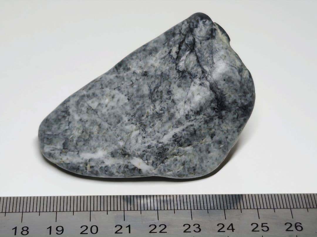 糸魚川139 翡翠 124g ヒスイ 原石 鑑賞石 自然石 誕生石 鉱物 鉱石