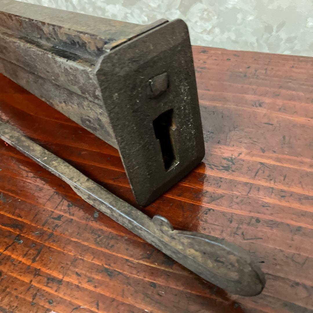 古い特大の錠前と鍵と思われますが果たして？