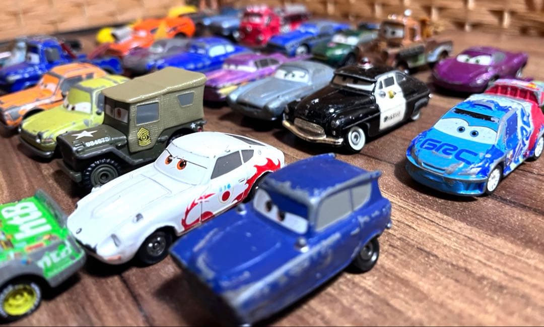 カーズ ミニカー セット 31台。まとめ売り。 レース兼収納ケース付き。