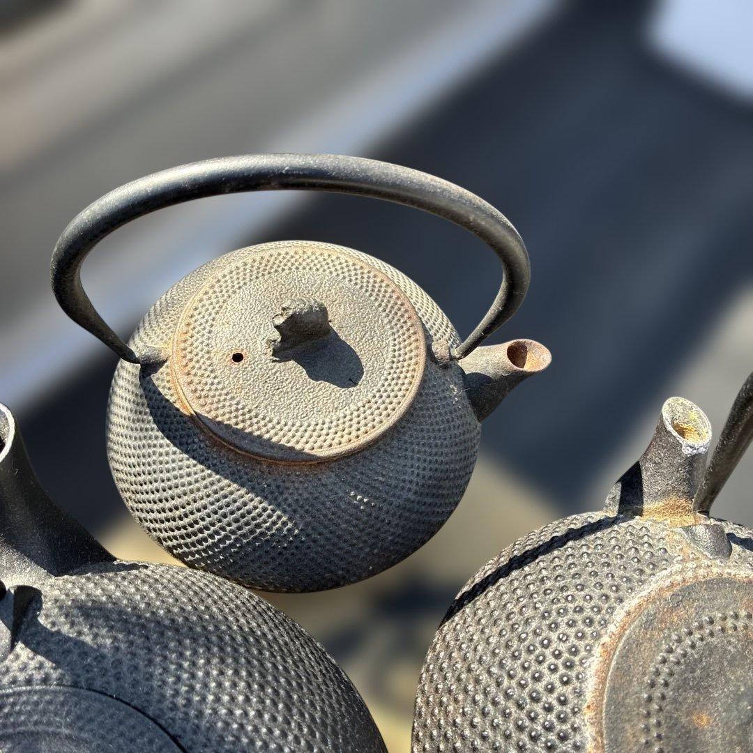 鉄瓶まとめて4個使えるもの。2つは程度が割と良いです。1個は新品位