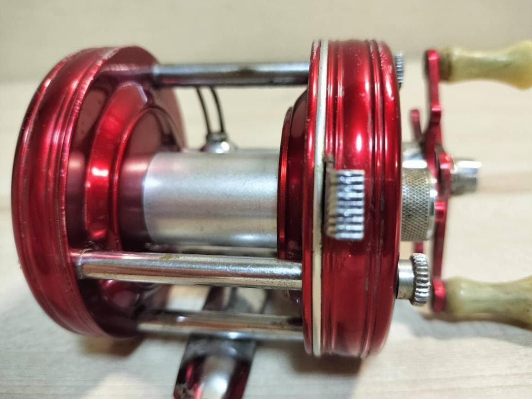 ★アブガルシア　アンバサダー5000C　ビンテージ　リール　赤＃00