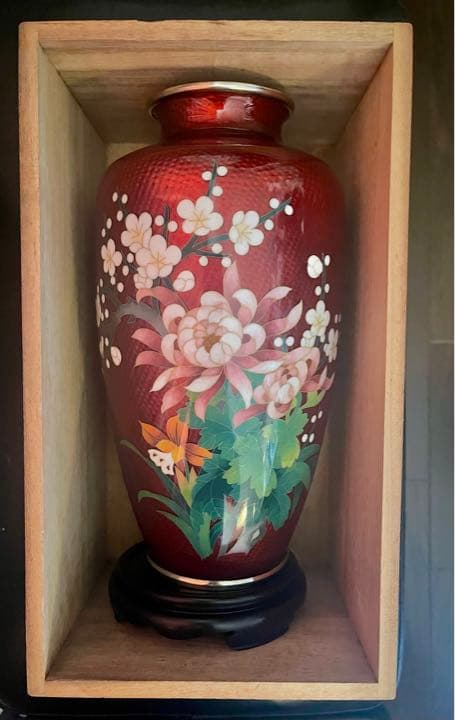 佐藤七宝店謹製　七宝花瓶　赤透四君子文　台座付　共箱入り　未使用