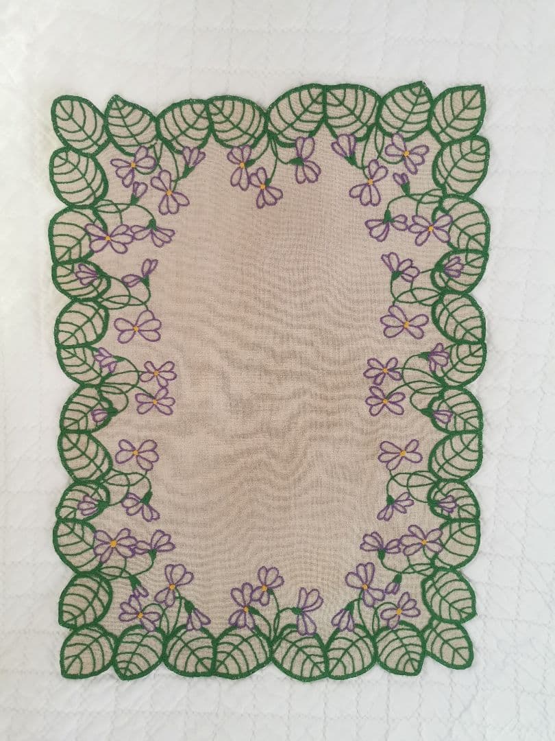 アンティーク/ヴィンテージ フランス 菫の葉と花のカットワーク刺繍 リネンクロス