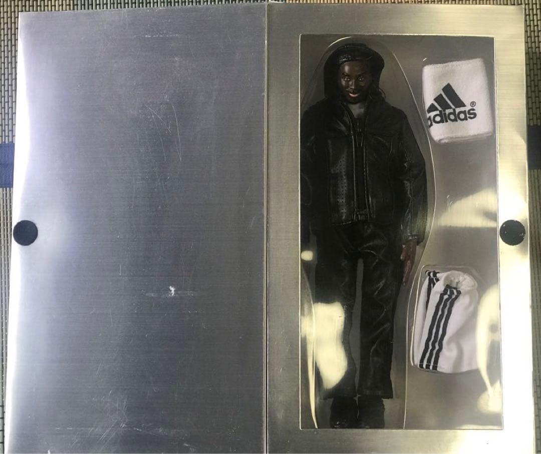 アディダス　HOT TOYS コービーブライアント　フィギュア