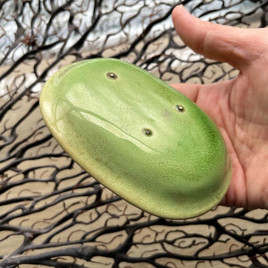 骨董　淡路珉平焼　タイルグリーン 陽刻　希少　5本爪龍紋　楕円形　豆皿