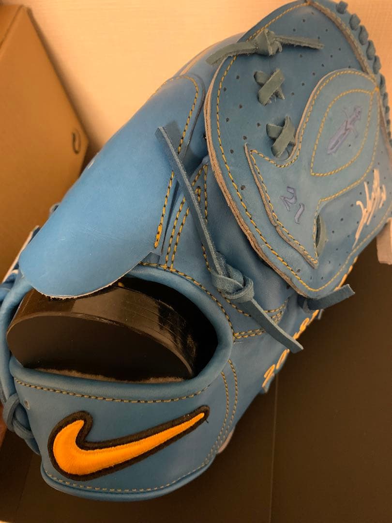 希少　NIKE ナイキ　岩隈久志　グローブ　直筆サイン入り