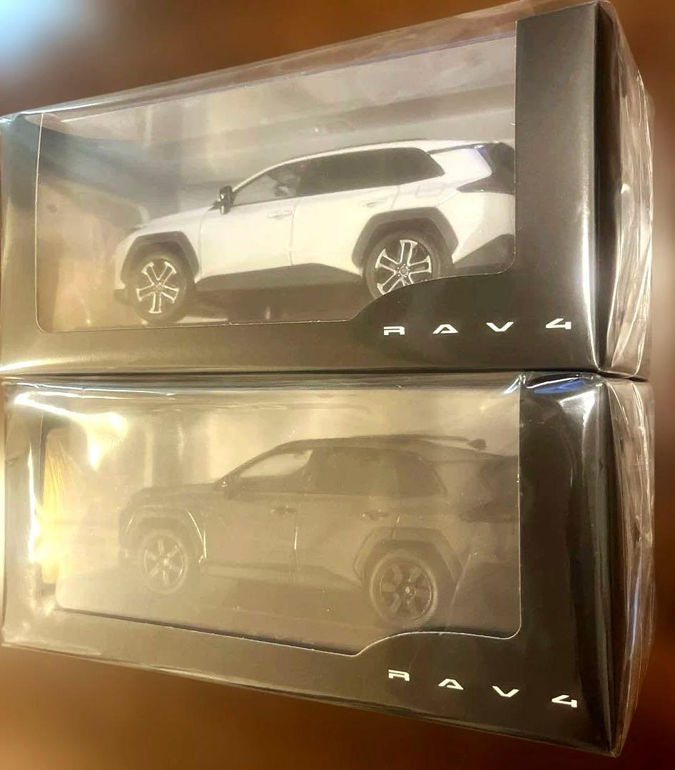 トヨタRAV4ZハイブリッドAdventureミニカー1/30カラーサンプル2台