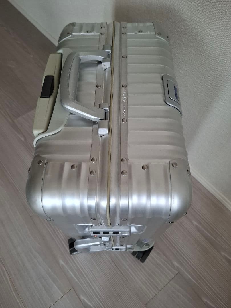 リモワ「トパーズ」48L 4輪シルバー