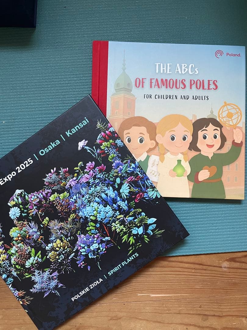 万博のポーランドのパビリオンのVIPのギフト 本とスイーツ