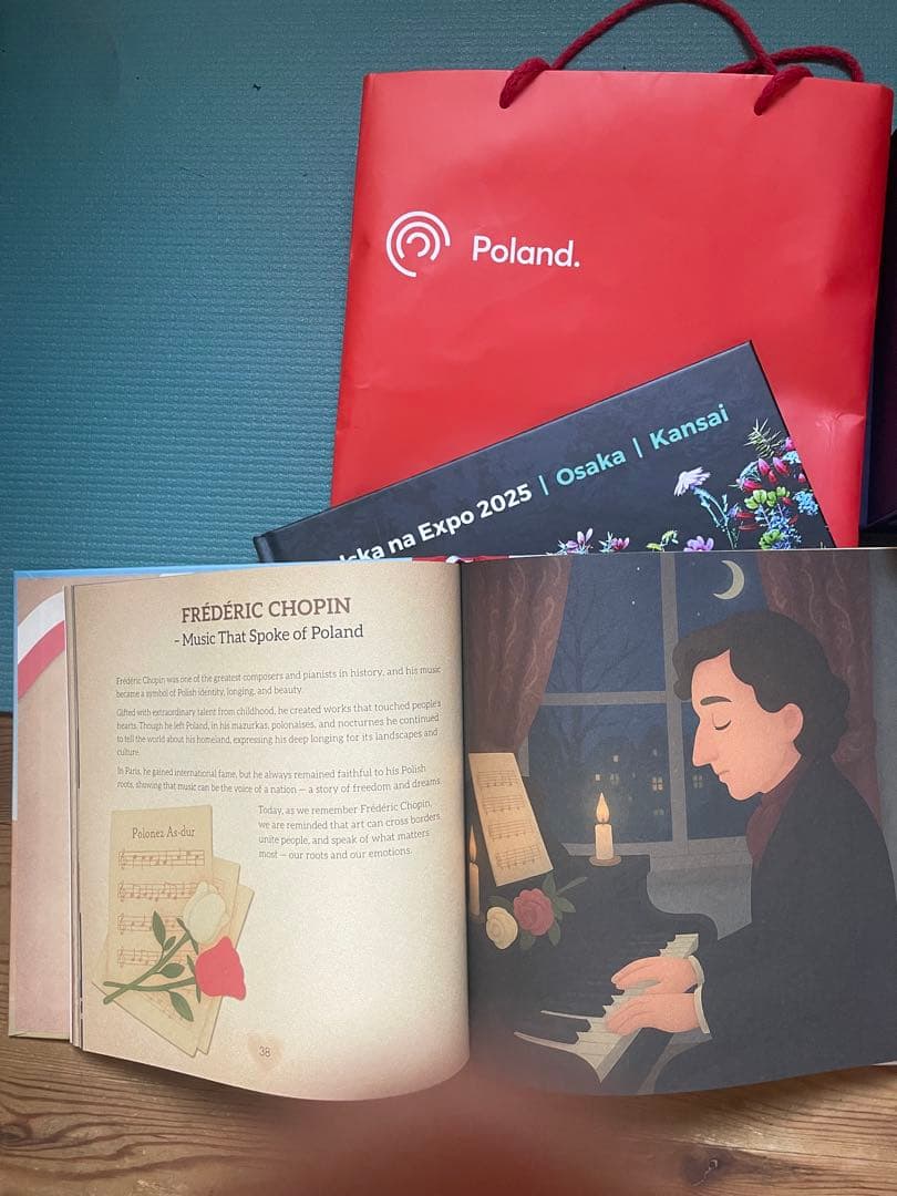 万博のポーランドのパビリオンのVIPのギフト 本とスイーツ