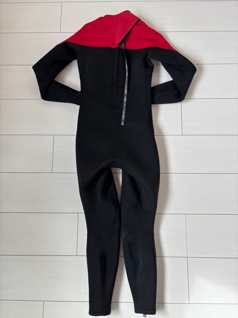 O'NEILL フルスーツ 赤黒 140㌢