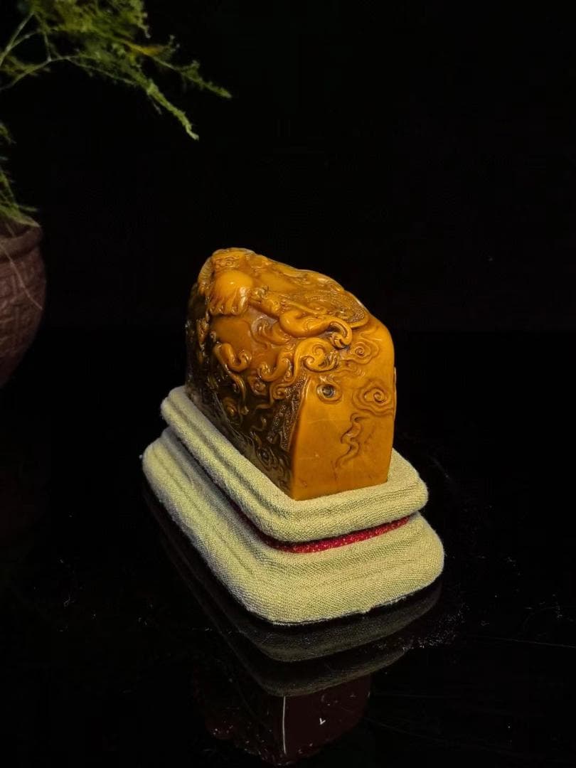 中国古美術・旧蔵寿山石瑞獣献宝の印鑑・手彫り・田黄石・風水・書道具・文房具・置物