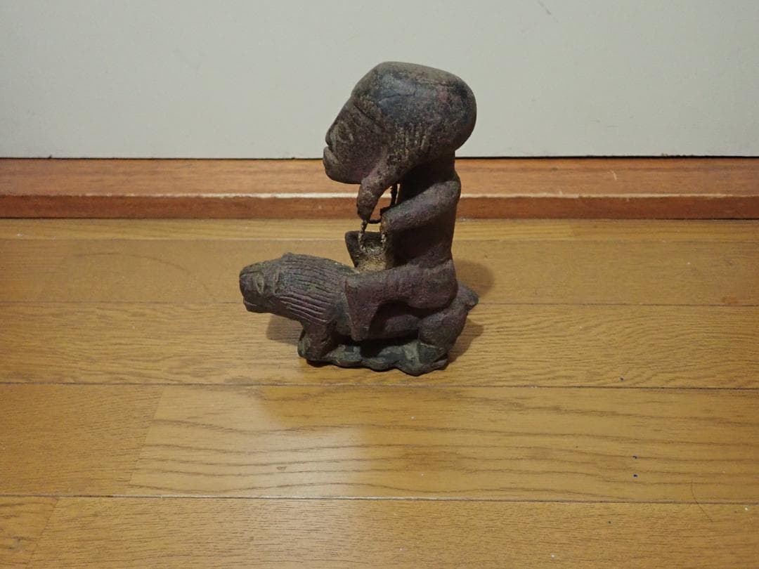 アフリカの工芸品（ライオンに乗る人）