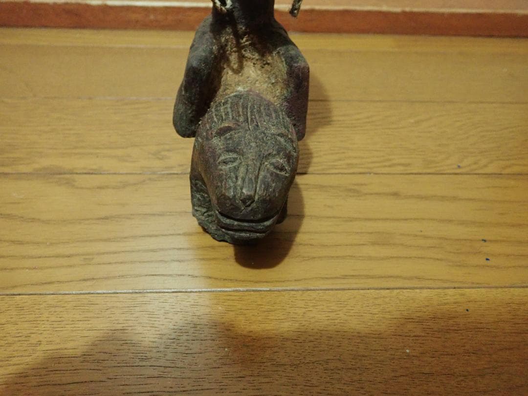 アフリカの工芸品（ライオンに乗る人）