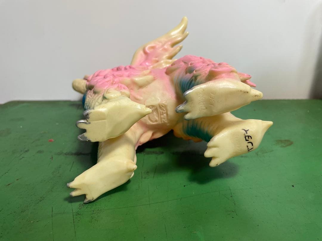 ウルトラマン 怪獣ソフビ　蓄光ドドンゴ　バンダイ