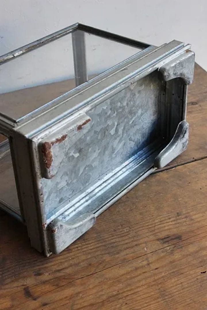 古い ブリキの水槽　ディスプレイに