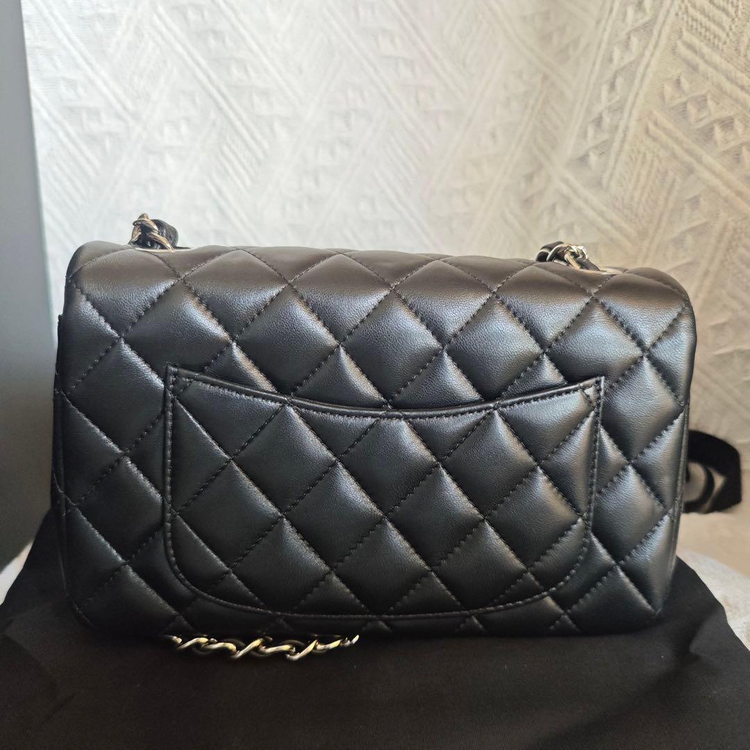 ブラックのキルティングデザイン、チェーンショルダー付き ショルダーバッグ