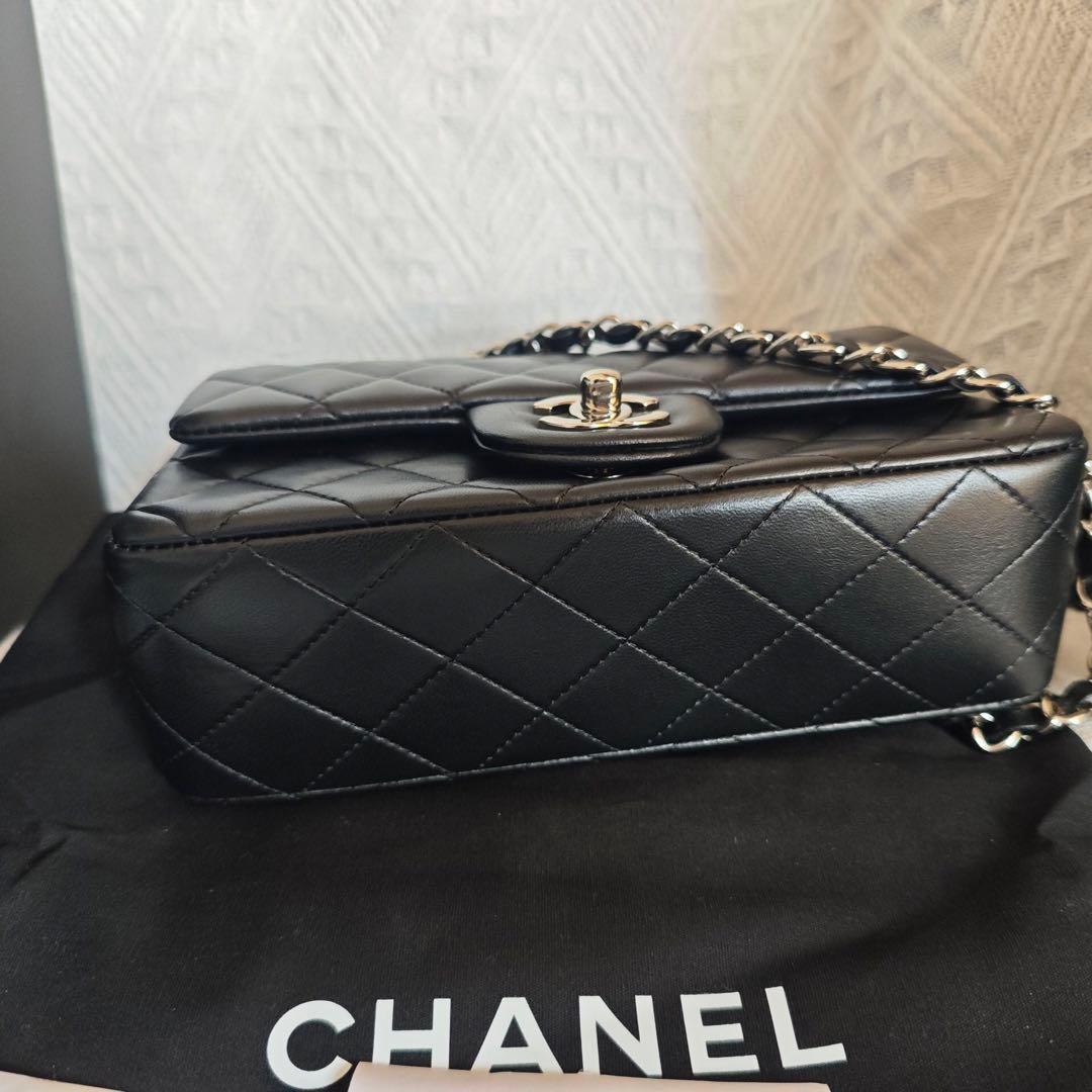 ブラックのキルティングデザイン、チェーンショルダー付き ショルダーバッグ