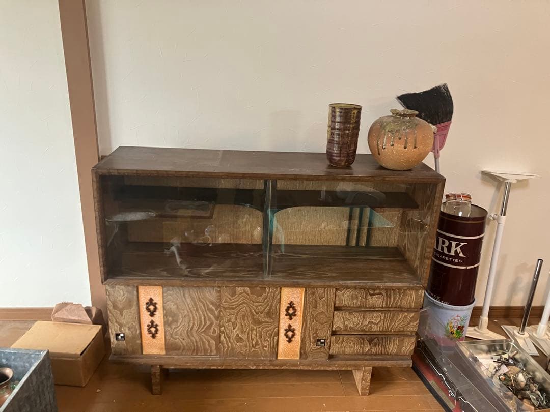 昭和レトロな木製ガラス扉キャビネット