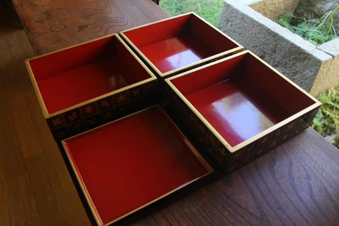デッドストック！内朱金縁黒漆に極上宝尽蒔絵の映える三段重（検輪島塗重箱お重