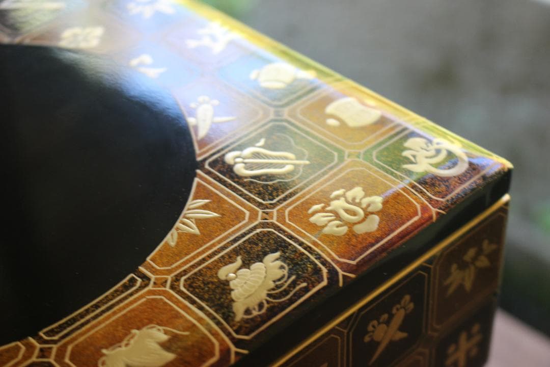 デッドストック！内朱金縁黒漆に極上宝尽蒔絵の映える三段重（検輪島塗重箱お重