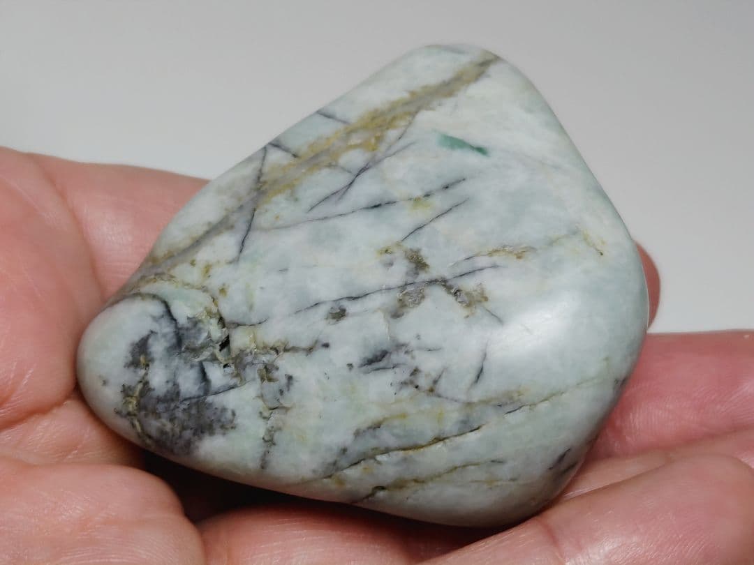 糸魚川148 翡翠 135g ヒスイ 原石 鑑賞石 自然石 誕生石 鉱物 鉱石