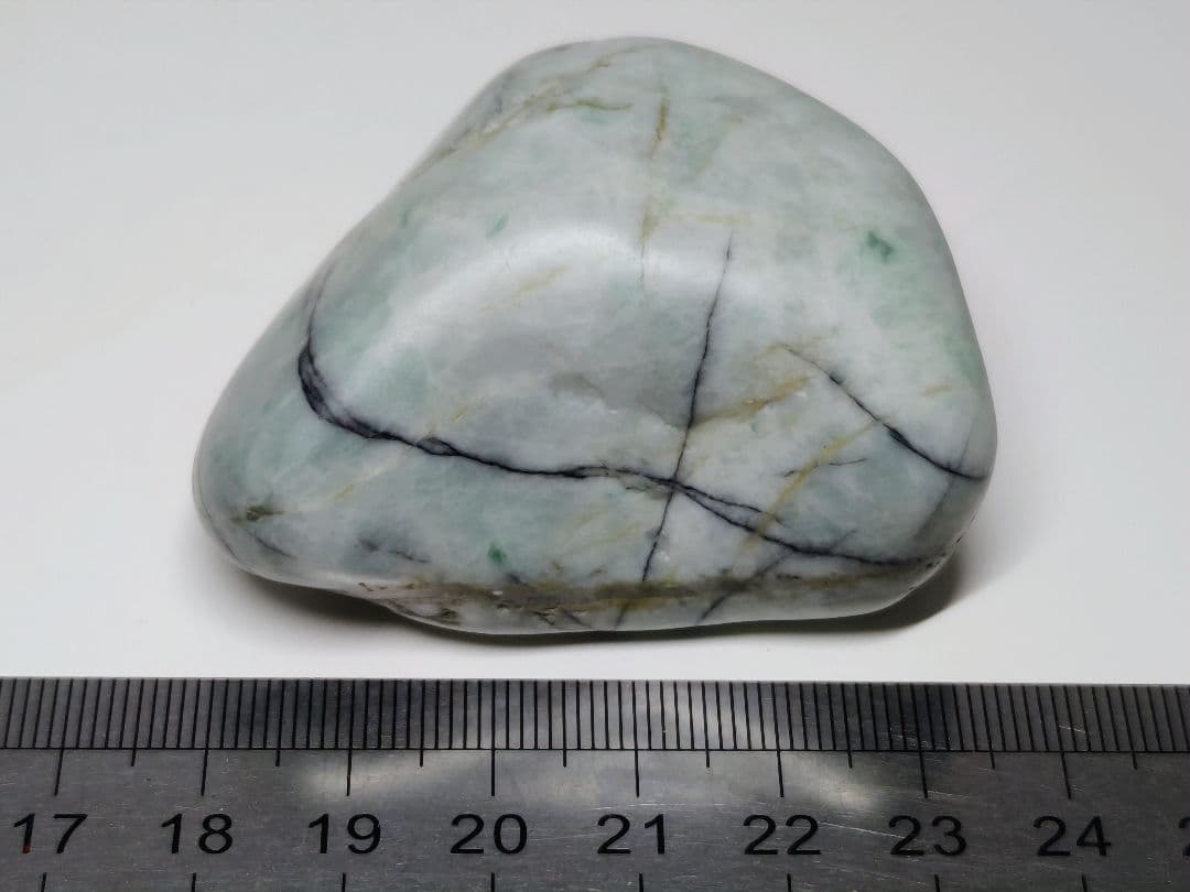 糸魚川148 翡翠 135g ヒスイ 原石 鑑賞石 自然石 誕生石 鉱物 鉱石