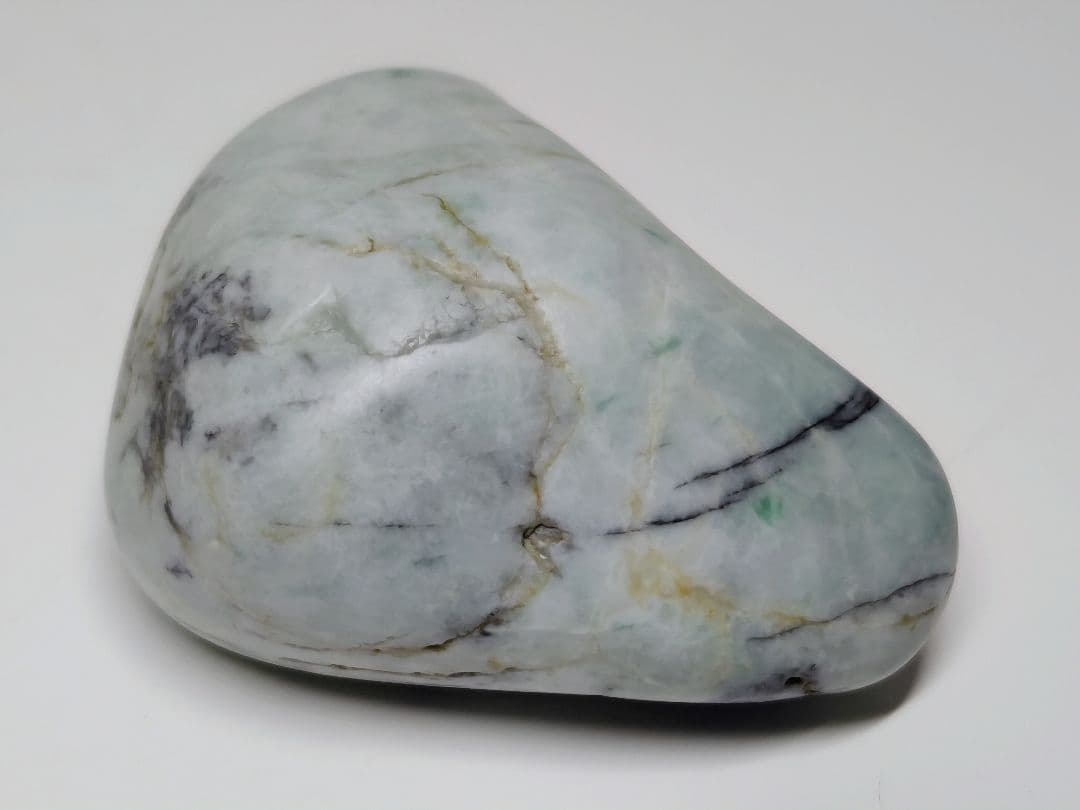 糸魚川148 翡翠 135g ヒスイ 原石 鑑賞石 自然石 誕生石 鉱物 鉱石