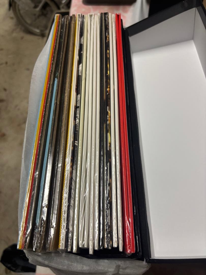 The Beatles レコードボックス 未開封と盾とプレート５枚