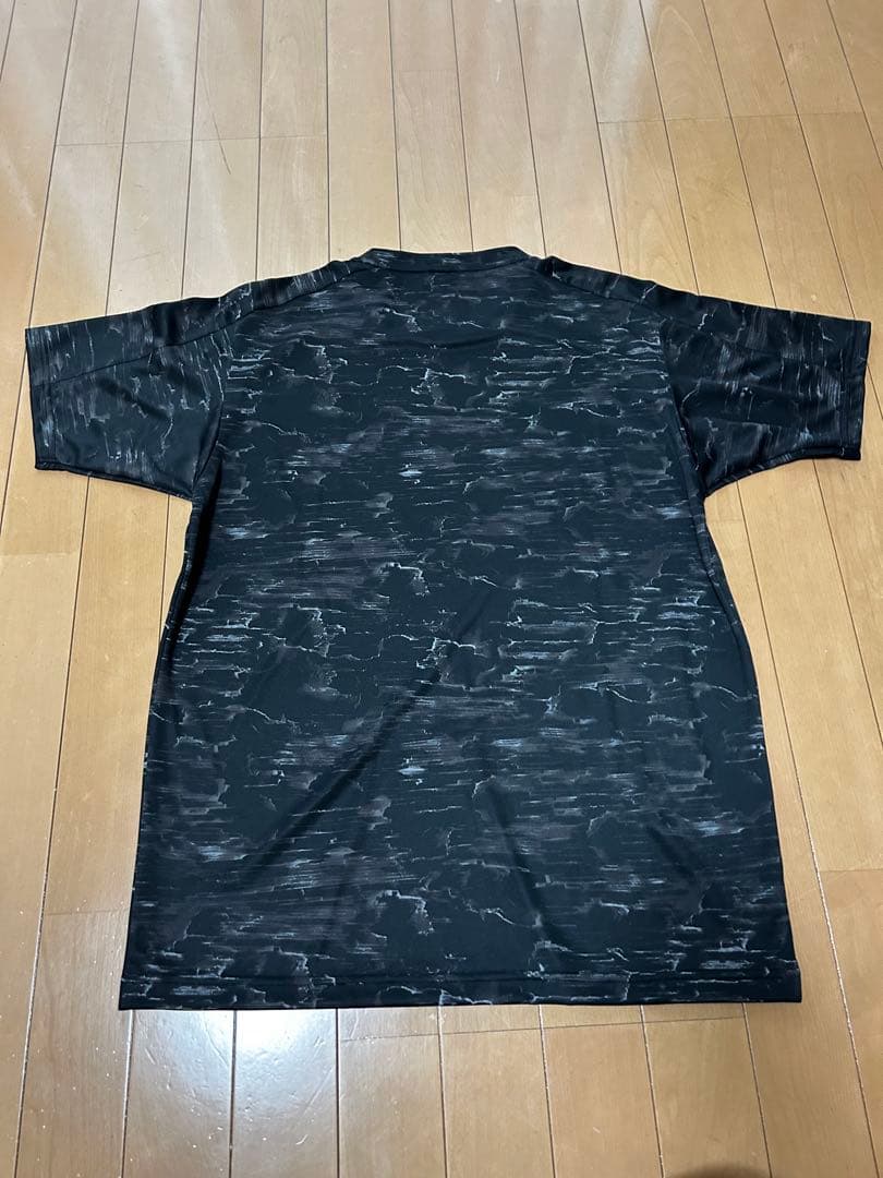 YONEX 半袖シャツ 黒 抽象模様