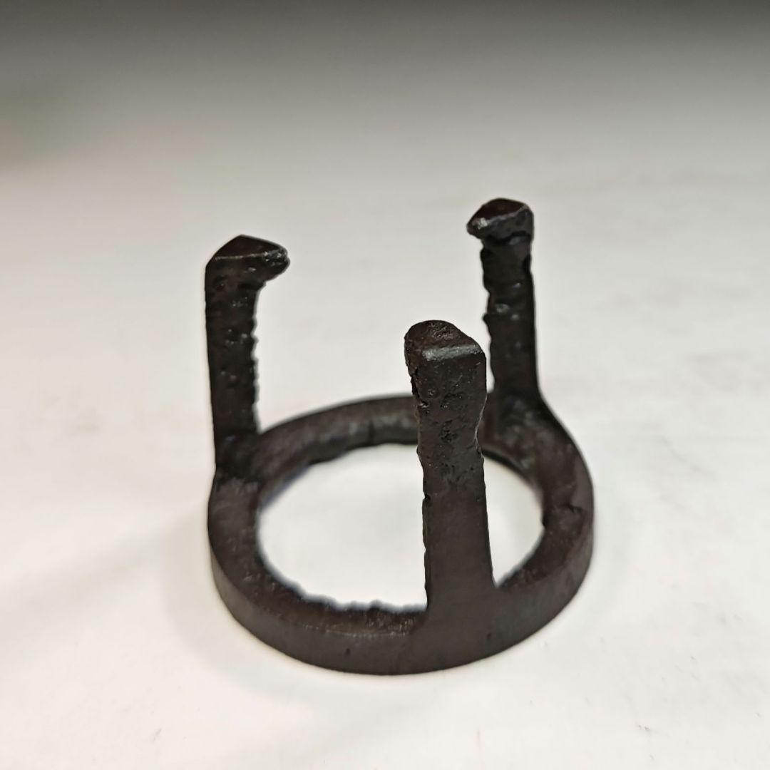 イ525 蓋置『釜師　菊池政光』『鉄製　五徳　蓋置　共箱』茶道具