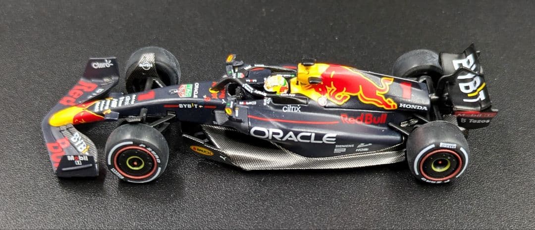 ミニカー MINI GT Oracle Red Bull Racing RB18 #1