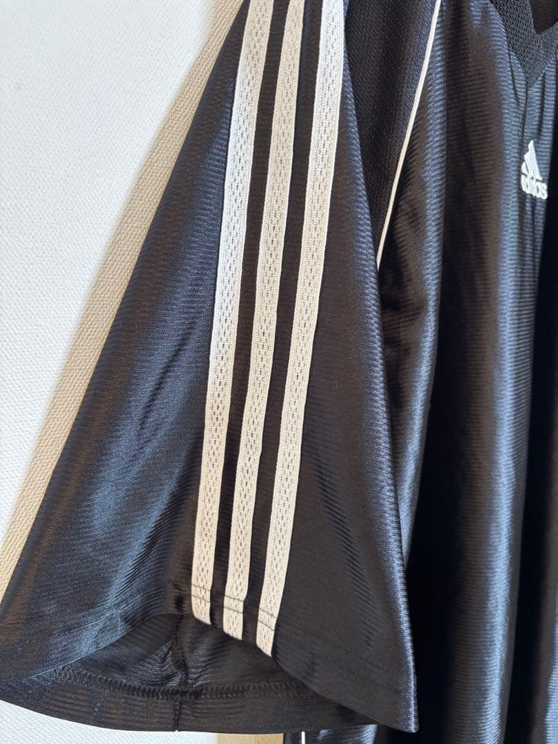 adidasアディダス 刺繍ロゴ　サイドライン　サッカーシャツ　ユニホーム