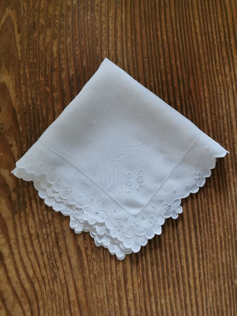アンティークフランス 細やかなアイレット&スカラップ&花文字刺繍 リネンハンカチ