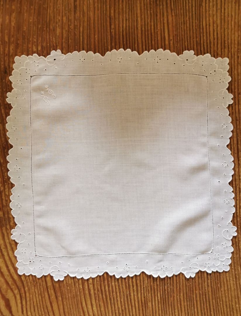 アンティークフランス 細やかなアイレット&スカラップ&花文字刺繍 リネンハンカチ