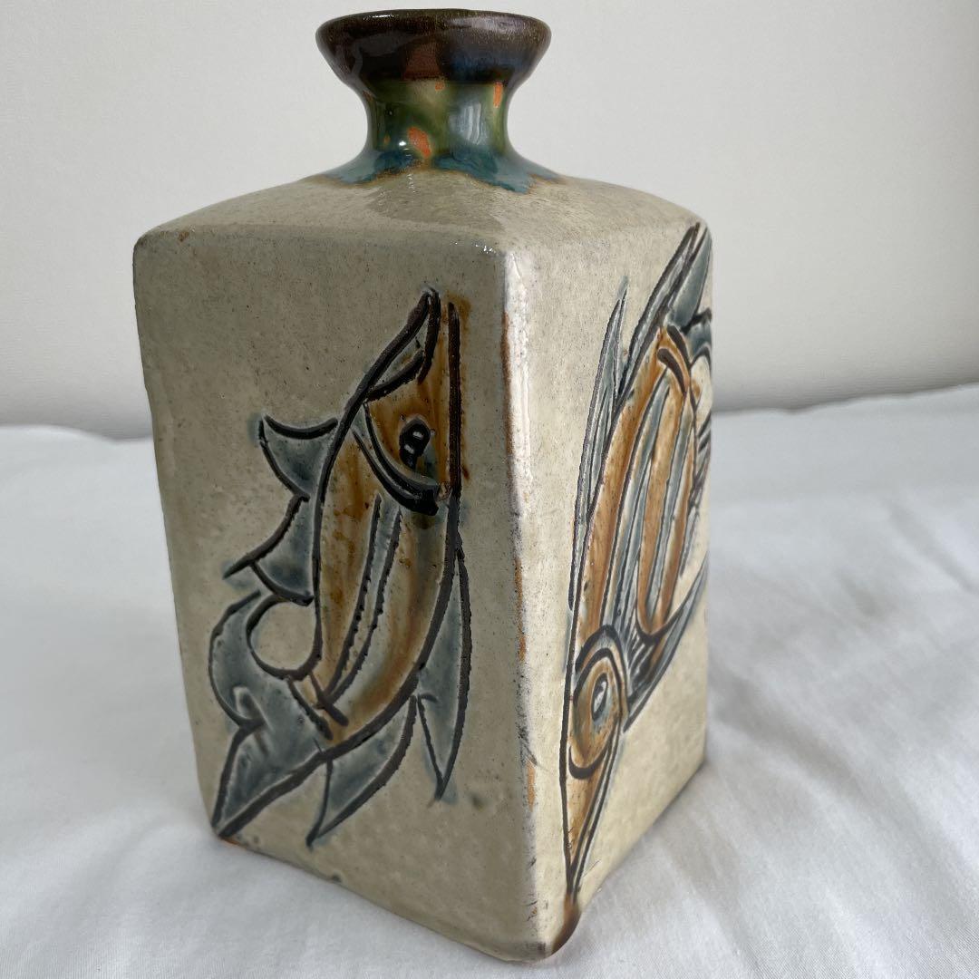 金城次郎作　魚紋角瓶