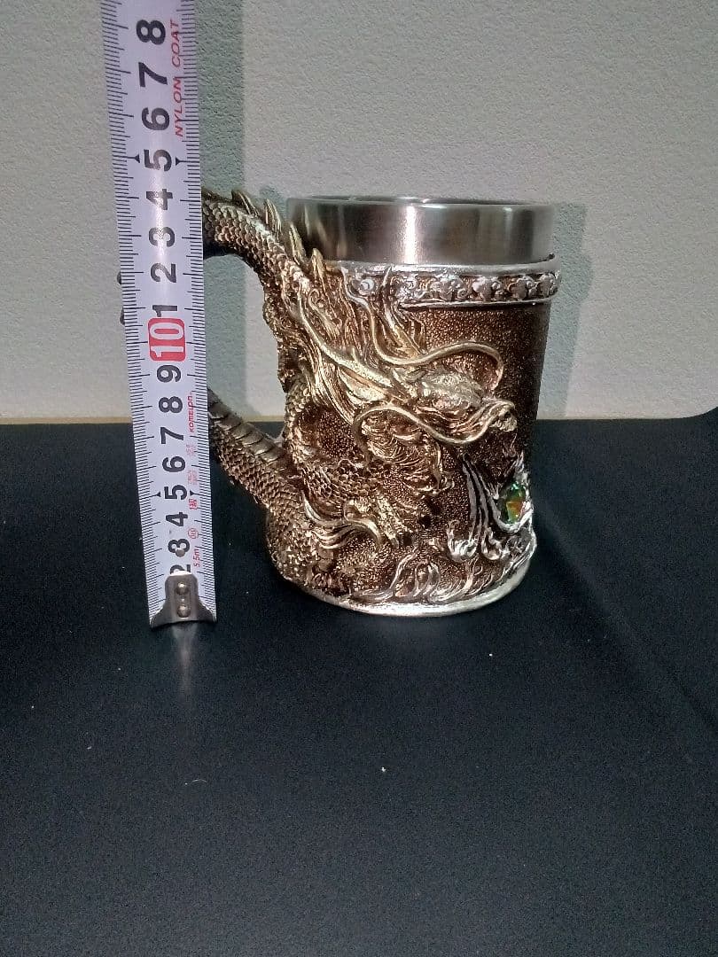 ドラゴン彫刻の金属製マグカップ