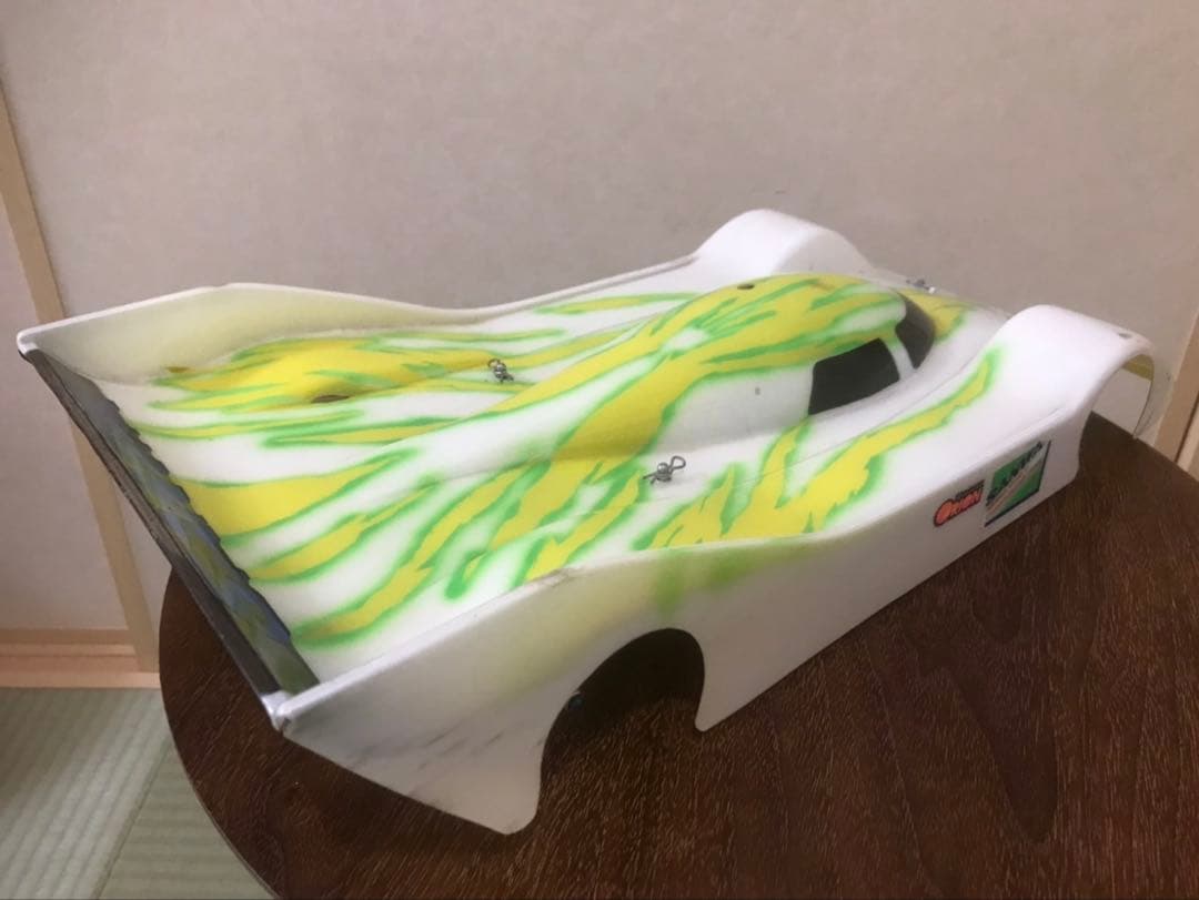 ラジコンカー スポーツカーボディ（シャシ付き）