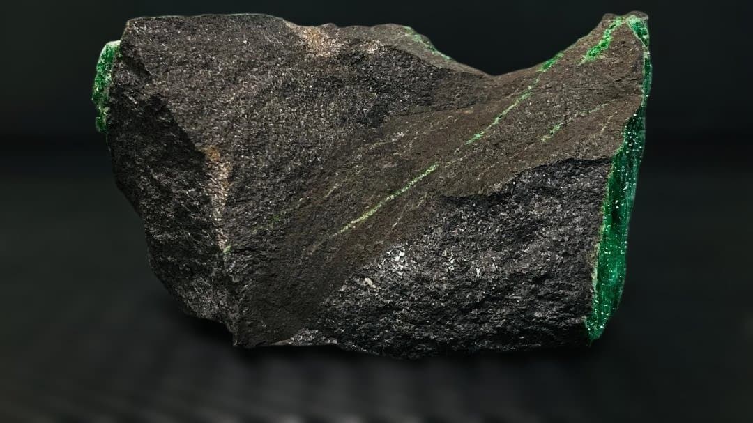 【価格交渉ok！！】250g越えの超特大ウバロバイト（灰クロム柘榴石）緑の鉱物