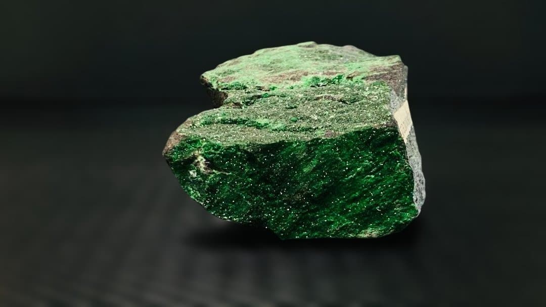 【価格交渉ok！！】250g越えの超特大ウバロバイト（灰クロム柘榴石）緑の鉱物