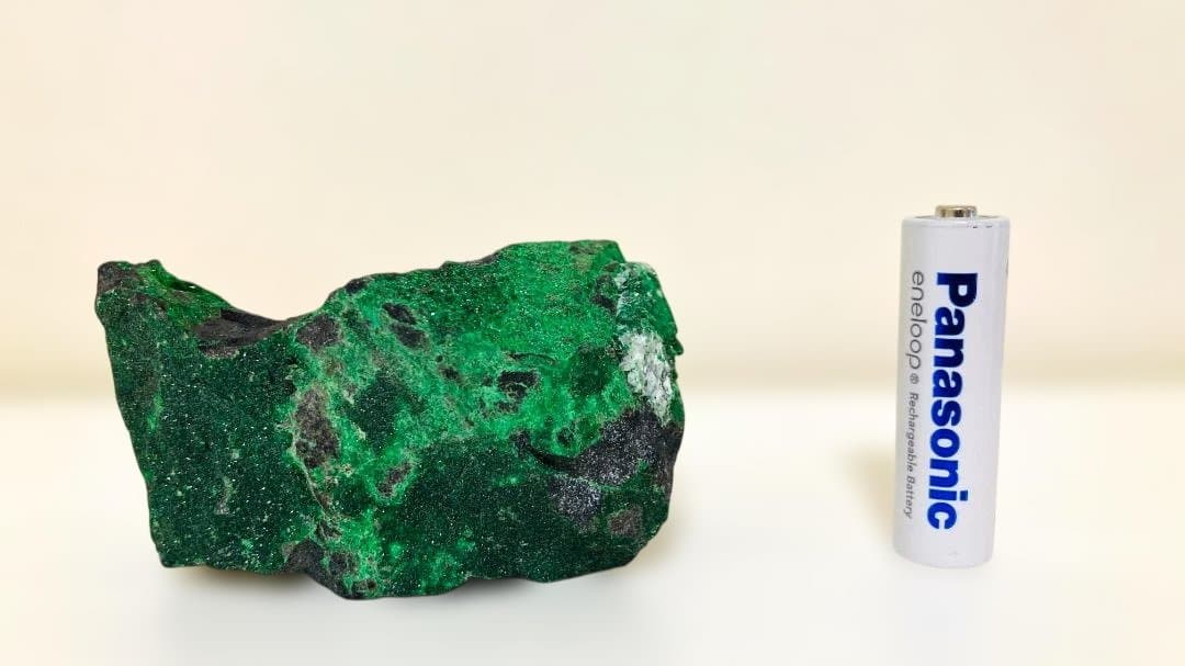 【価格交渉ok！！】250g越えの超特大ウバロバイト（灰クロム柘榴石）緑の鉱物