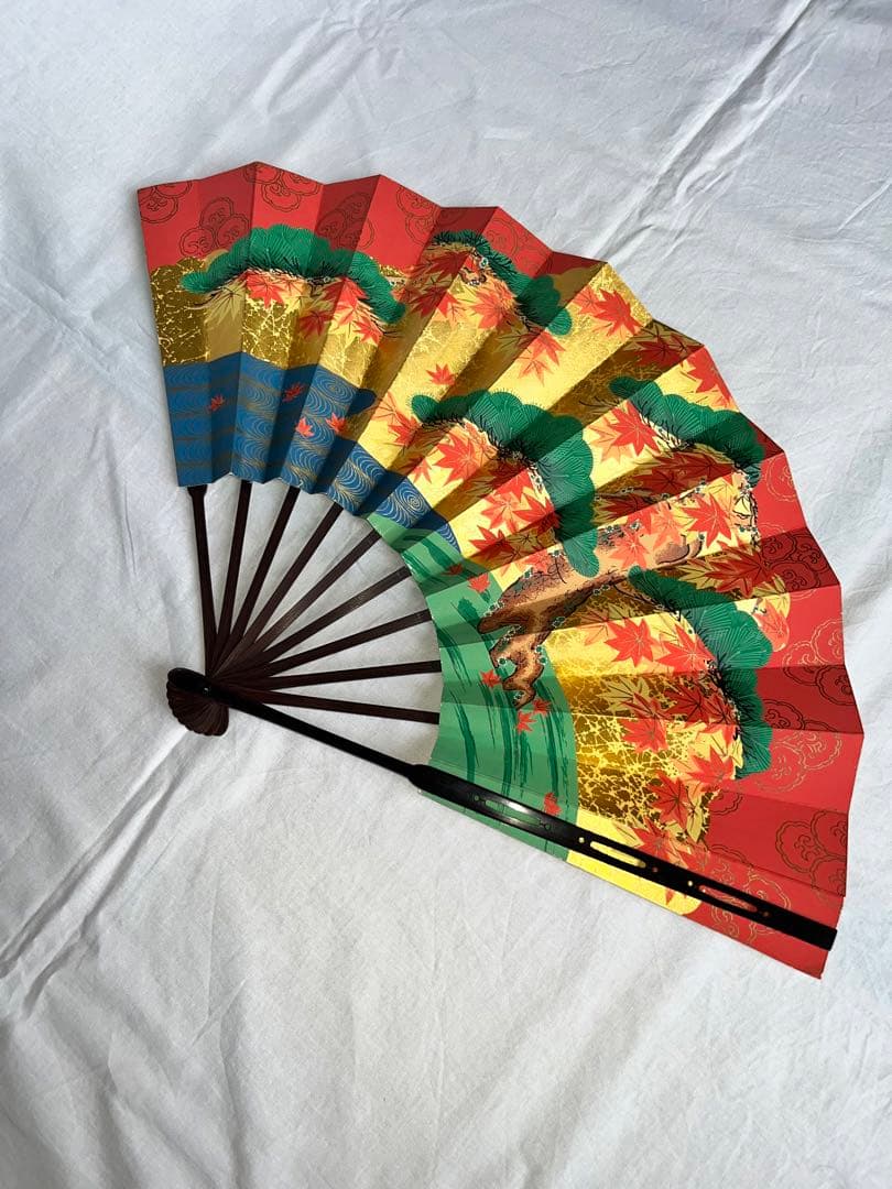 金もみ松に紅葉の柄　金もみ額紫陽花の柄仕舞扇