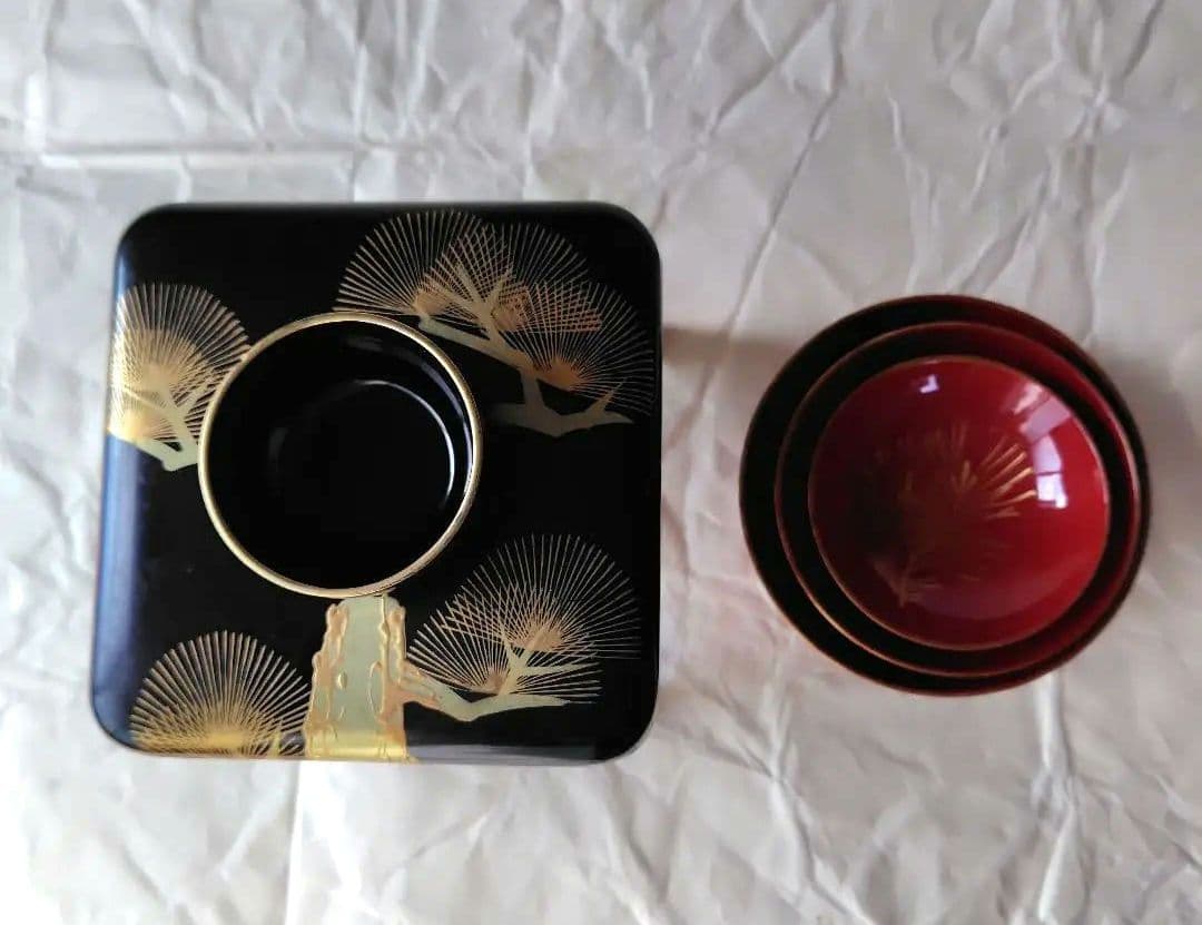 輪島漆器の木製黒漆　 沈金金箔装飾